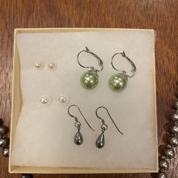 Lot of 6 Costume Faux Pearl Earrings and Necklaces - Picture 2 of 5